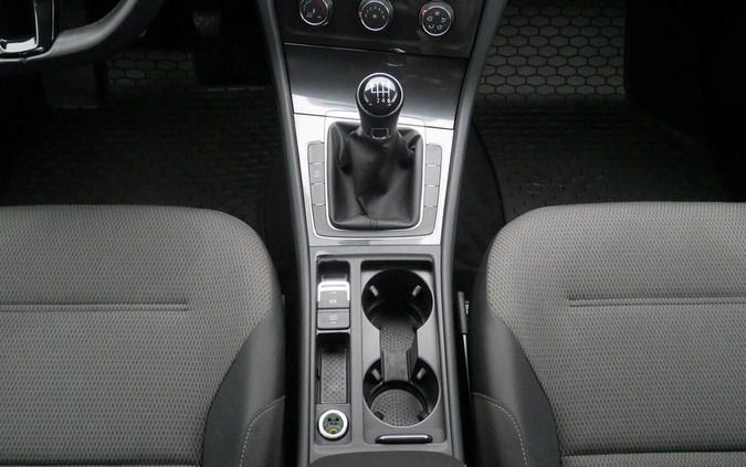 Volkswagen Golf cena 59899 przebieg: 40875, rok produkcji 2019 z Warszawa małe 137